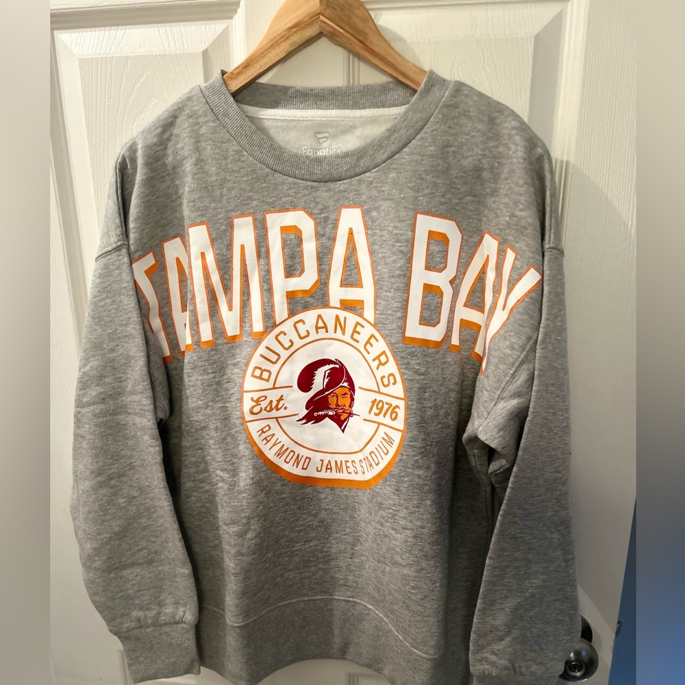 Women's Tampa Bay Buccaneers heathered Gray sweatshirt